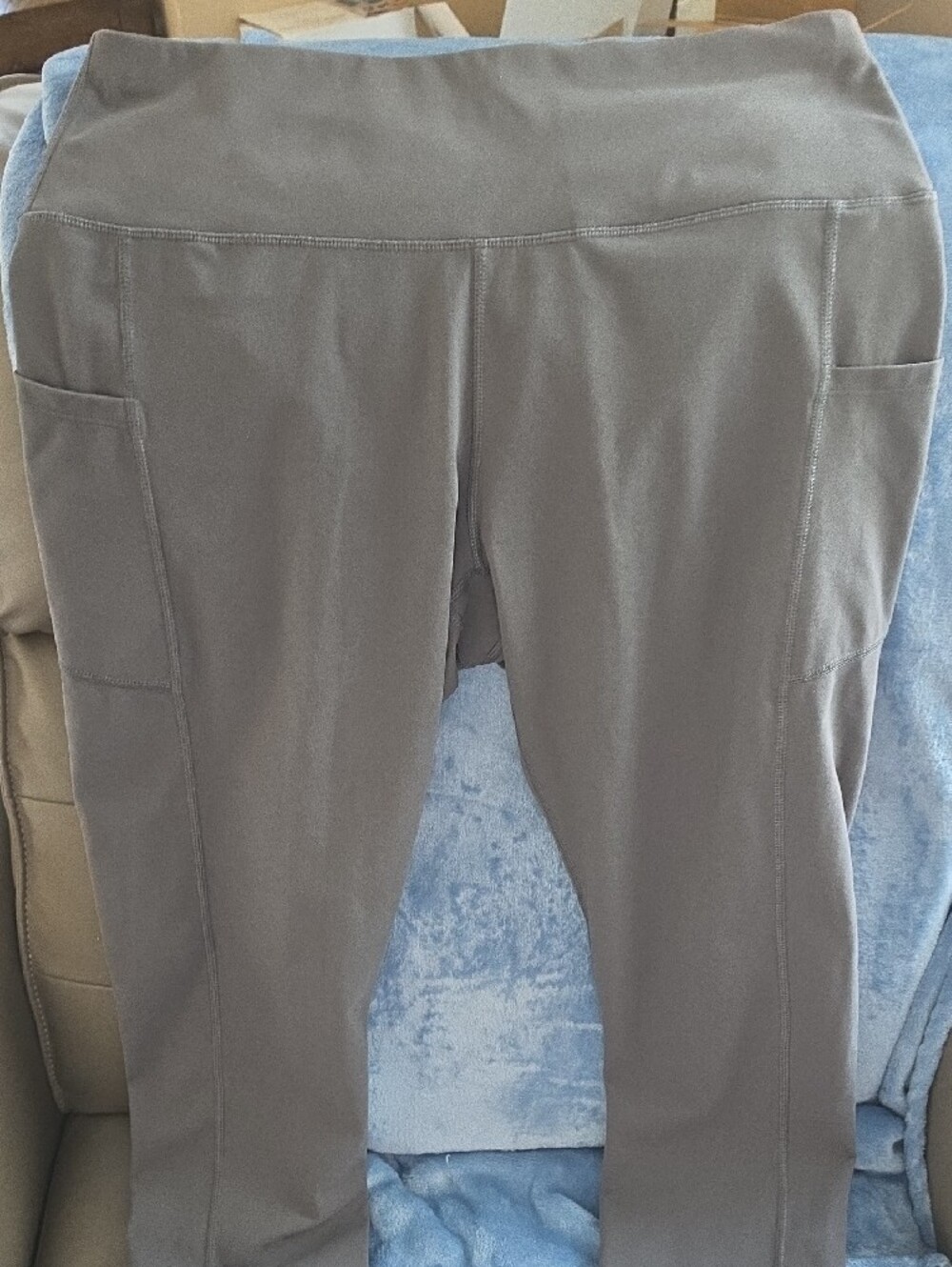 Amazon Women's Gray High-Waist Yoga Leggings with Side Pocket - Picture 2 of 3